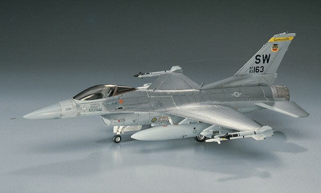 Hasegawa - B02 - General Dynamics F-16C Fighting Falcon - painted model