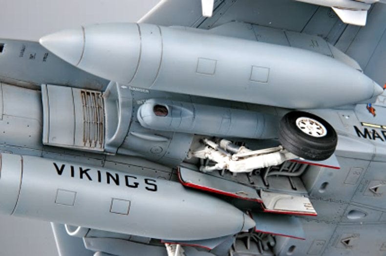 700 - HobbyBoss - 80322 - McDonnell Douglas F/A-18D Hornet - painted model