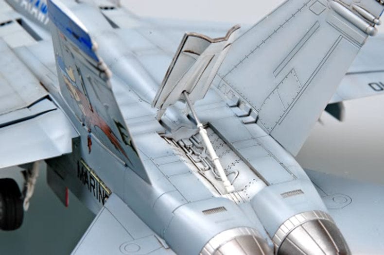702 - HobbyBoss - 80322 - McDonnell Douglas F/A-18D Hornet - painted model
