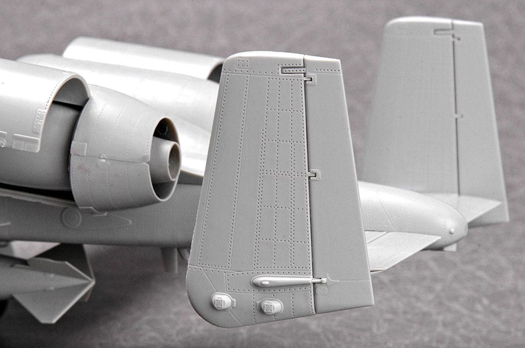 603 - HobbyBoss - 80323 - Fairchild Republic A-10 Thunderbolt II - unpainted model