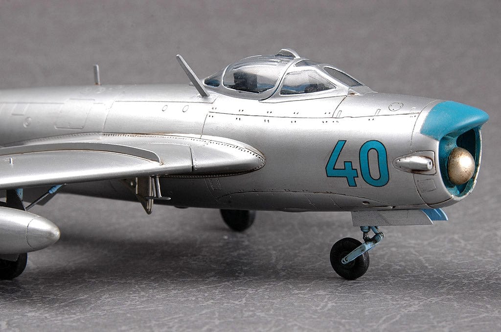 700 - HobbyBoss - 80336 - Mikoyan-Gurevich MiG-17PF Fresco D / Shenyang J-5A Fresco D - painted model