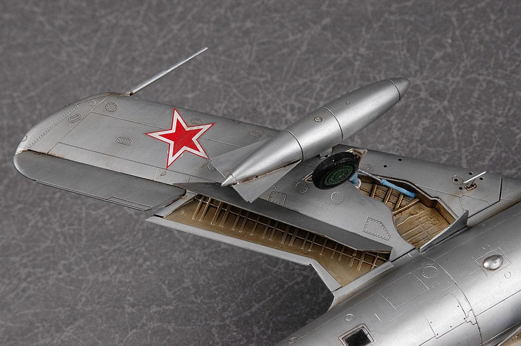 706 - HobbyBoss - 80336 - Mikoyan-Gurevich MiG-17PF Fresco D / Shenyang J-5A Fresco D - painted model