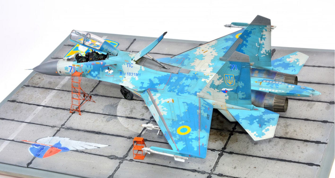 701 - HobbyBoss - 81713 - Sukhoi Su-27UB Flanker C - painted model