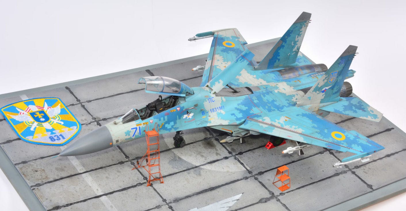 704 - HobbyBoss - 81713 - Sukhoi Su-27UB Flanker C - painted model