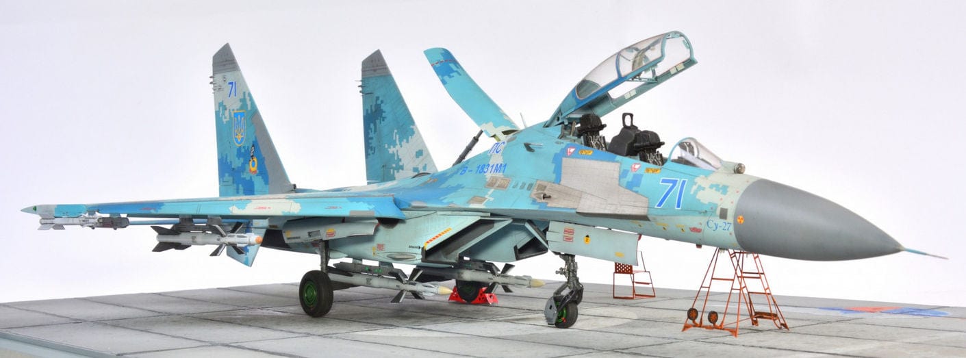 707 - HobbyBoss - 81713 - Sukhoi Su-27UB Flanker C - painted model