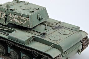 700 - HobbyBoss - 84811 - KV-1E s' Ehkranami - painted model