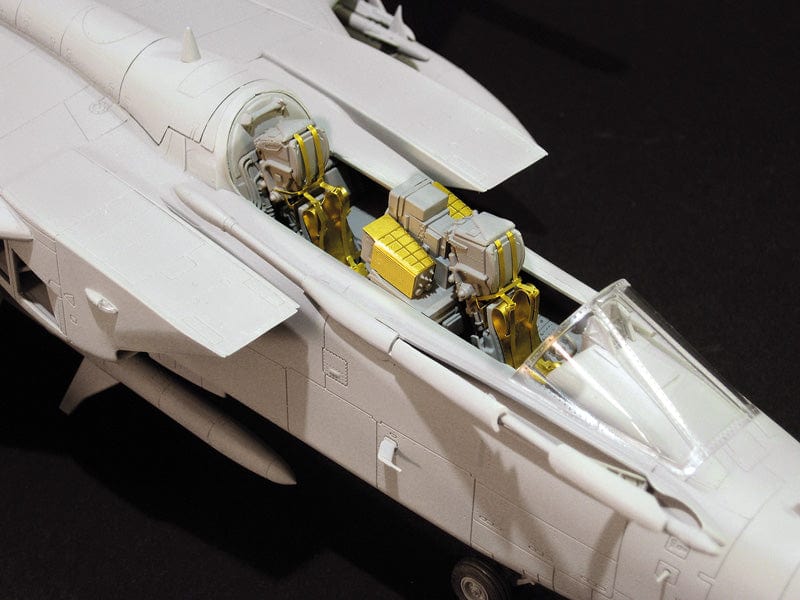600 - Italeri - 2517 - Panavia Tornado ECR - unpainted model