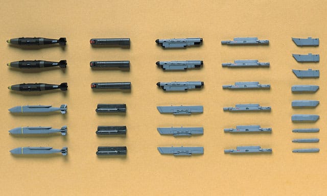 700 - Hasegawa - X7212 - Aircraft Weapons Set 7: United States Special Bombs and Lantirn Pods - painted model