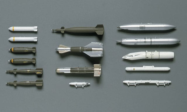 700 - Hasegawa - X722 - Aircraft Weapons Set 2: United States Guided Bombs and Gun Pods - painted model