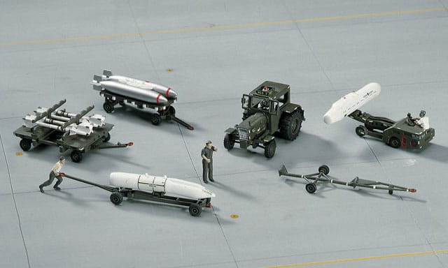 Hasegawa - X725 - United States Aircraft Weapon Loading Set - painted model